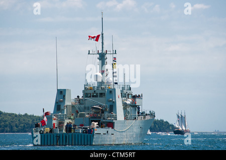 Royal Canadian Navy dragamine HMCS SUMMERSIDE (MM 711) durante il 2012 TALL SHIPS sailpast. Foto Stock