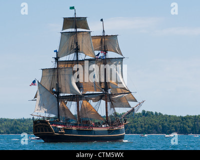 Una replica del sistema HMS Bounty vele durante il 2012 Tall Ships festival di Halifax, Nova Scotia. Foto Stock