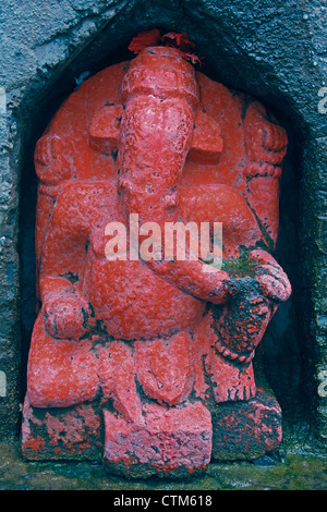 Elefante indiano con testa Signore Ganesha a Shri Koteshwar tempio situato tra il villaggio e arto Gove, Satara, Maharashtra, India Foto Stock