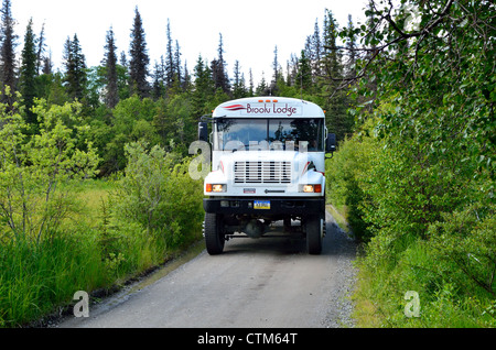 Brooks Lodge bus su una strada sterrata. Parco Nazionale e Riserva di Katmai. Alaska, Stati Uniti d'America. Foto Stock