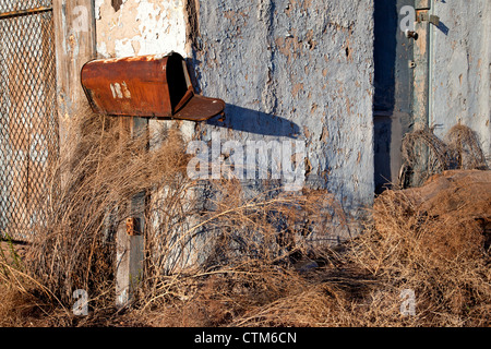 Cassetta postale arrugginiti e weathered edificio, Holbrook, Arizona. Foto Stock