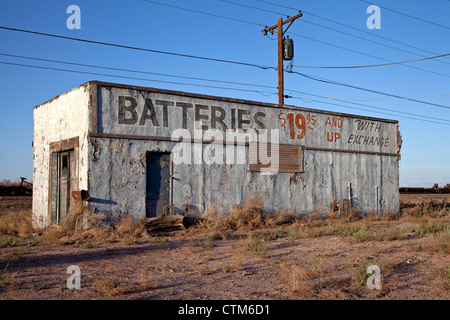 Un edificio a spiovente a fianco di Route 66 in Holbrook, Arizona. Foto Stock