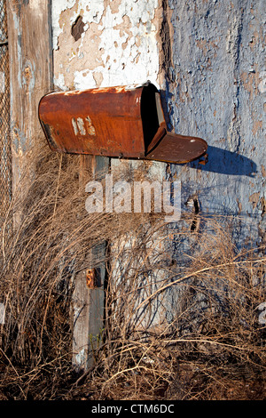 Cassetta postale arrugginiti e weathered edificio, Holbrook, Arizona. Foto Stock