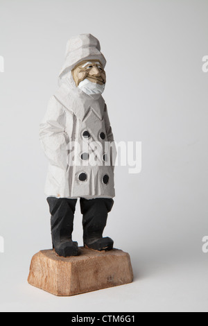 In legno intagliato marinai vintage kitch collezionabili a mare di capitano di marina sailor su sfondo bianco pescatore europeo modelli inglese Foto Stock