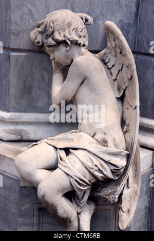 Il Cimitero di Recoleta. Triste angelo in marmo da una tomba. Il quartiere di Recoleta, Buenos Aires, Argentina Foto Stock