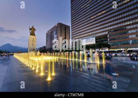 Gwanghwamun Square di notte, Seoul, Corea Foto Stock