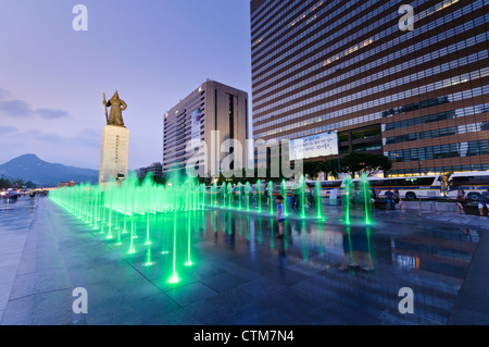 Gwanghwamun Square di notte, Seoul, Corea Foto Stock