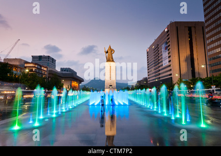 Gwanghwamun Square di notte, Seoul, Corea Foto Stock