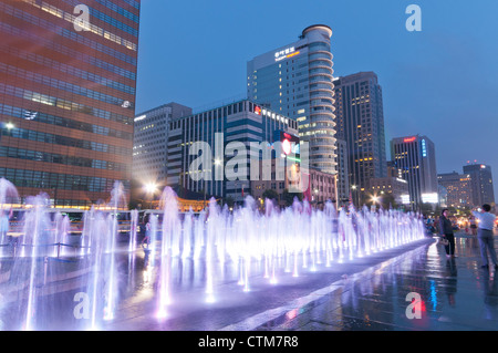 Gwanghwamun Square di notte, Seoul, Corea Foto Stock