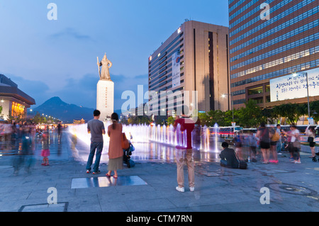 Gwanghwamun Square di notte, Seoul, Corea Foto Stock