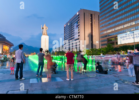 Gwanghwamun Square di notte, Seoul, Corea Foto Stock