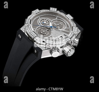 Lusso Elevato Signore orologio da polso con quadrante in diamante, bezezl diamante e diamante caso nero con cinturino in gomma Foto Stock