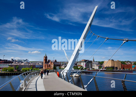 Derry ponte di pace e Guild Hall, Derry, Irlanda del Nord Foto Stock