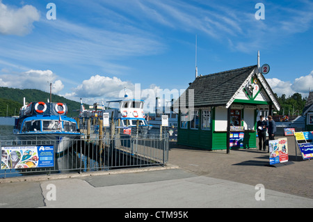 Imbarcazioni da diporto e biglietteria in estate Bowness su Windermere Cumbria Lake District National Park Inghilterra Regno Unito GB Gran Bretagna Foto Stock