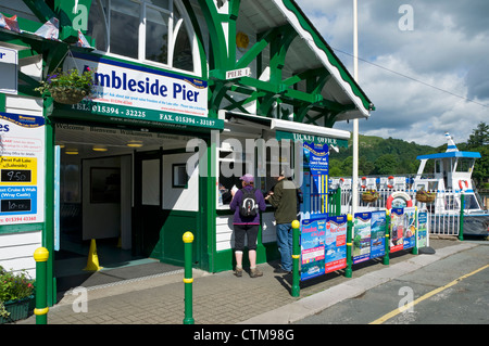 Persone turisti visitatori al molo Ambleside Boat Pier e biglietteria In estate Lago Windermere Cumbria Inghilterra Regno Unito GB Gran Bretagna Foto Stock