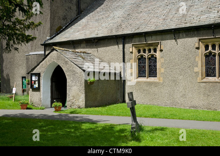 Ingresso alla Chiesa di St Oswald in estate Grasmere Cumbria Inghilterra Regno Unito GB Gran Bretagna Foto Stock