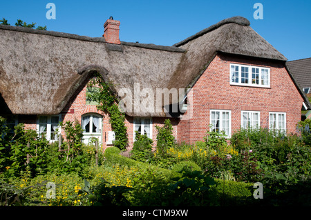 Casa di paglia nel villaggio di Sankt Peter Ording, penisola di Eiderstedt, Schleswig-Holstein, Germania settentrionale Foto Stock