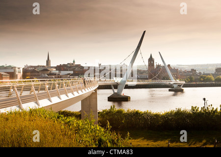 Derry ponte di pace e Guild Hall, Derry, Irlanda del Nord Foto Stock