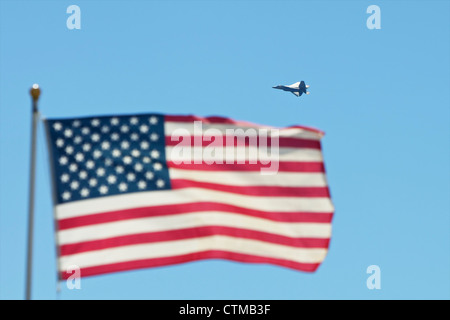 F-22 Raptor Fighter jet volare dietro una bandiera americana Foto Stock