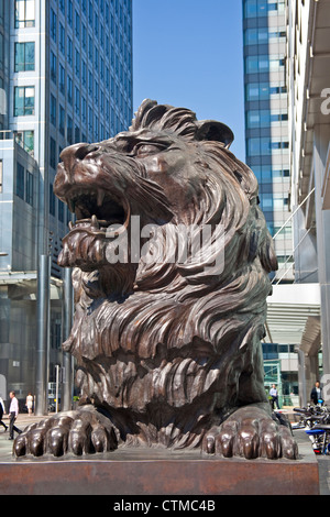 Londra, Canary Wharf uno dei due leoni a guardia della sede della HSBC Luglio 2012 Foto Stock