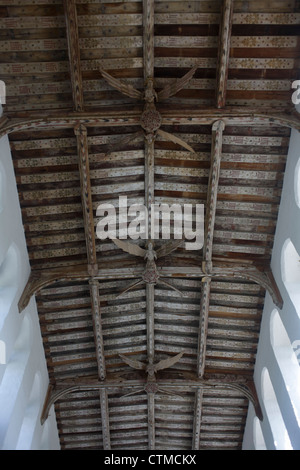 Gronda con travi di legno con iscrizioni e angeli scolpiti nel tetto della chiesa Blythburgh, Suffolk. Foto Stock