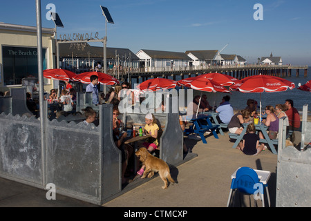 Serata di pesce e patatine diners sulla costa a Suffolk cittadina balneare di Southwold, Suffolk. Foto Stock