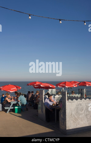 Serata di pesce e patatine diners sulla costa a Suffolk cittadina balneare di Southwold, Suffolk. Foto Stock