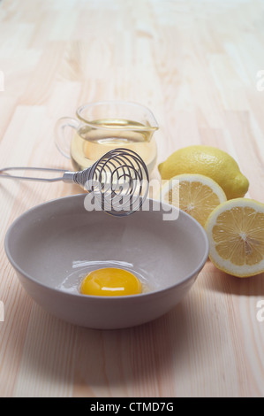 Rendendo la maionese fresca in salsa di cucina tavola di legno Foto Stock