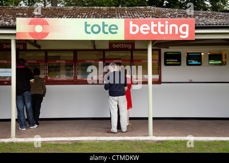La gente Le scommesse sui cavalli a scommesse al totalizzatore, Newmarket racecourse, Suffolk REGNO UNITO Foto Stock