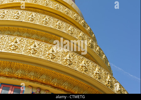 Golden Torre Campanaria, Wat Chayamangkalaram Thai tempio buddista, Georgetown, Penang, Malaysia. Foto Stock