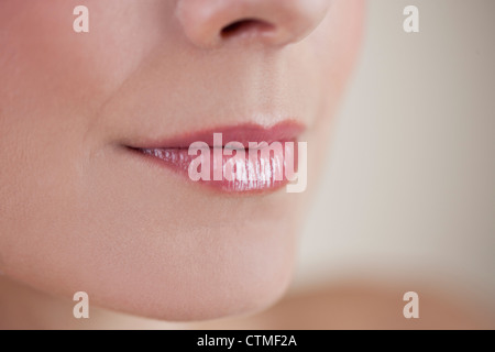 Close-up di una giovane donna bocca chiusa Foto Stock