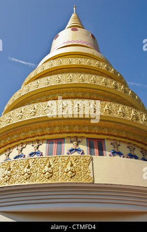 Golden Torre Campanaria, Wat Chayamangkalaram Thai tempio buddista, Georgetown, Penang, Malaysia. Foto Stock