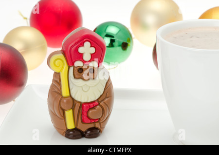 Il cioccolato belga San Nicola su un sfondo di festa - profondità di campo Foto Stock