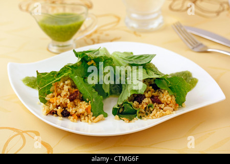 Avvolto con insalata di bulgur e pesto. Ricetta disponibile. Foto Stock