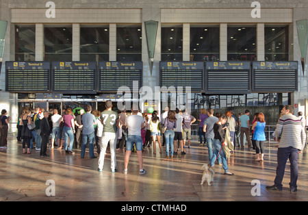 Persone in attesa nella sala degli arrivi presso l'Aeroporto El Prat di Barcellona, Spagna. Foto Stock