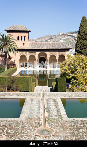 L' Alhambra Palace, Granada, Andalusia. Il portico e la piscina di fronte al Palazzo Partal, Torre de Las Damas Foto Stock
