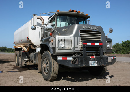 American fabbricato Mack acqua autocisterna sull isola di Ometepe Nicaragua Foto Stock