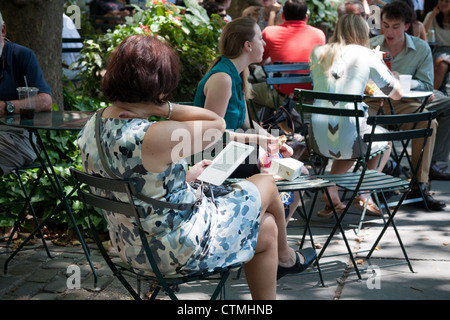 Un lettore utilizza il suo Amazon Kindle libro elettronico in Bryant Park di New York martedì, luglio 24, 2012 (© Richard B. Levine) Foto Stock