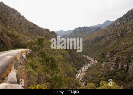 Witte fiume e montagna Slanghoek in vista, vicino a Wellington. Western Cape, Sud Africa. Foto Stock