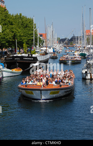 Canal Cruise barche nel vecchio Christianshavns Canal a Copenaghen. Foto Stock