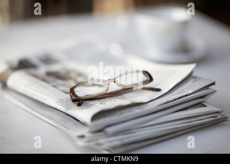 Un paio di occhiali per leggere seduto sulla cima di un giornale, Johannesburg Gauteng, Sud Africa Foto Stock