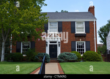 Casa in mattoni rossi con bandiera per giorno di indipendenza in Oklahoma City, OK, STATI UNITI D'AMERICA Foto Stock