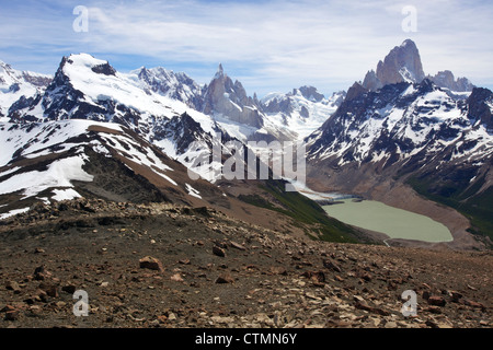 Distante vedute della laguna Torre, Cerro Torre e Mt Fitz Roy, Parque Nacional Los Glaciares, El Chalten, Patagonia, Argentina Foto Stock