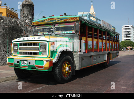 Decorate luminosamente tour bus prelevare i passeggeri nella città vecchia Cartagena Colombia Sud America Foto Stock