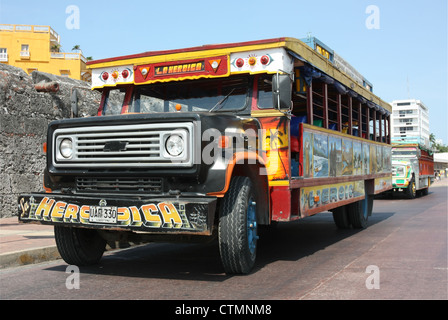 Decorate luminosamente tour bus prelevare i passeggeri nella città vecchia Cartagena Colombia Sud America Foto Stock