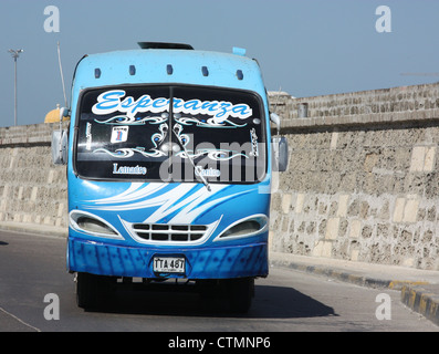 Decorate luminosamente bus locale (pollo bus) prelevare i passeggeri nella città vecchia Cartagena Colombia Sud America Foto Stock