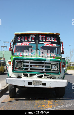 Decorate luminosamente bus locale (pollo bus) prelevare i passeggeri nella città vecchia Cartagena Colombia Sud America Foto Stock