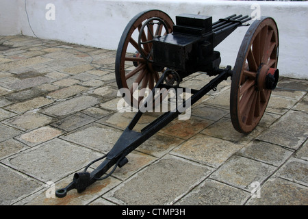 Più di barili di una vecchia ruota montata arma al Museo Militare, Montevideo, Uruguay Foto Stock