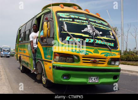 Decorate luminosamente bus locale (pollo bus) prelevare i passeggeri nella città vecchia Cartagena Colombia Sud America Foto Stock