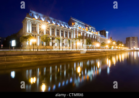 Scena notturna del Palazzo di Giustizia, Bucarest, Romania Foto Stock